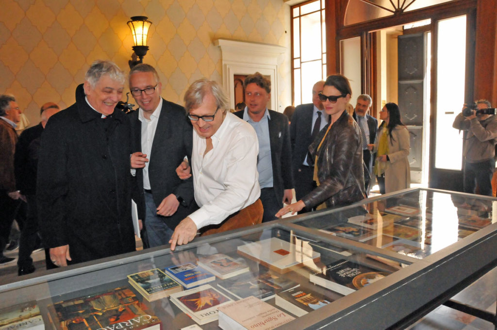Alla mostra di Osimo Vittorio Sgarbi si trasforma in una guida straordinaria