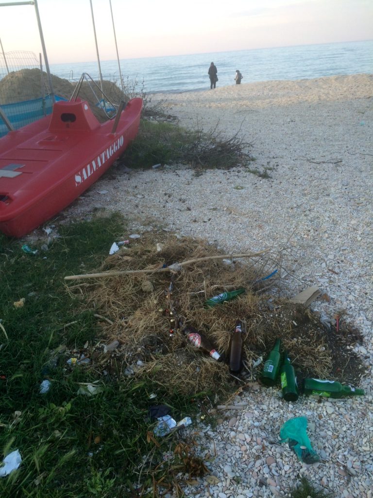 Tanti rifiuti recuperati lungo le spiagge marchigiane 