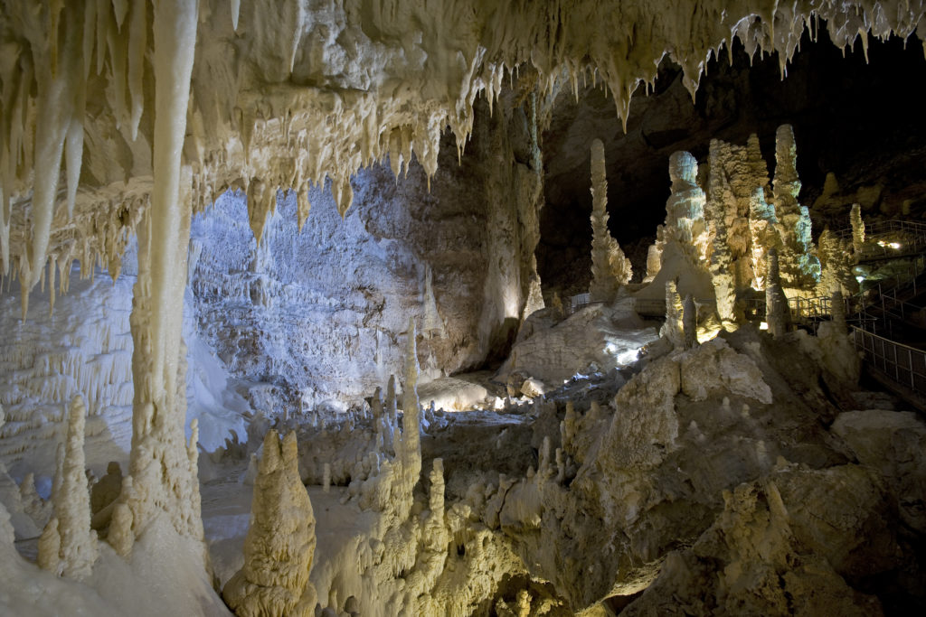 Frasassi celebra il 45esimo anniversario della scoperta delle Grotte