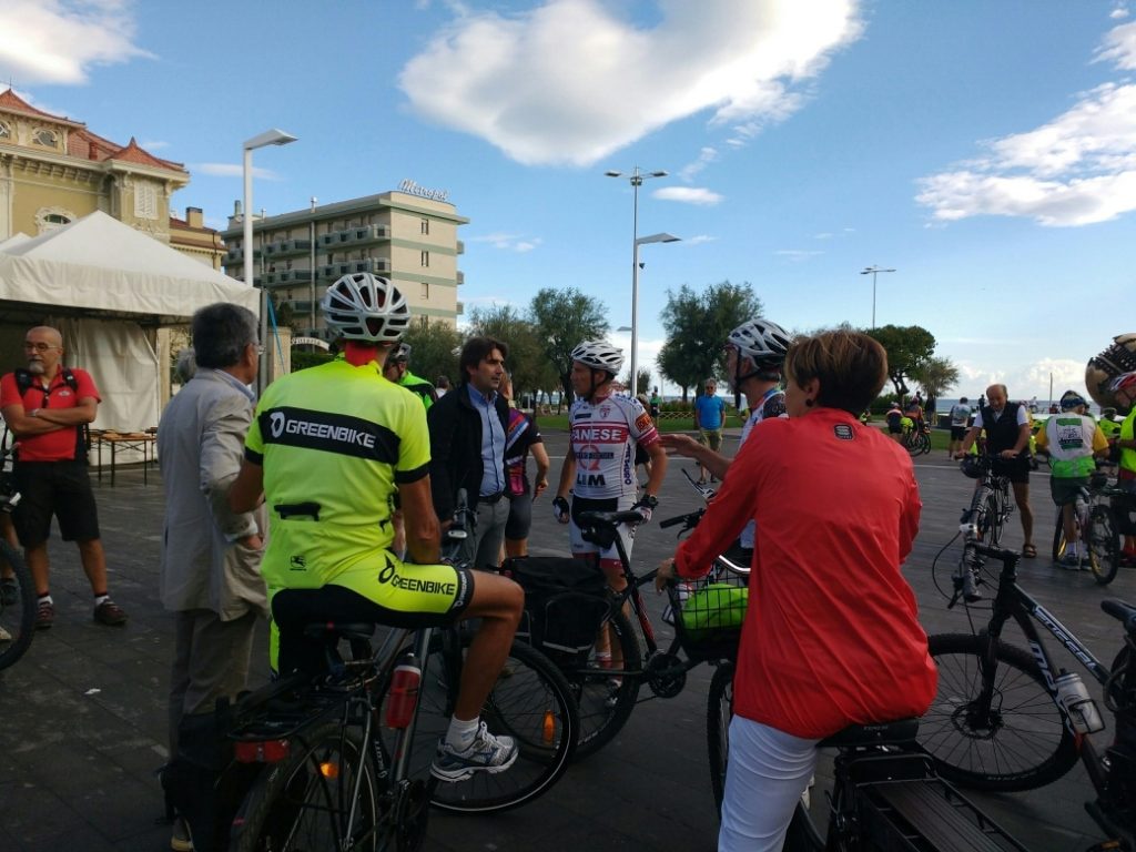 La “Bicistaffetta” per una maxi pista ciclabile ha fatto tappa a Pesaro