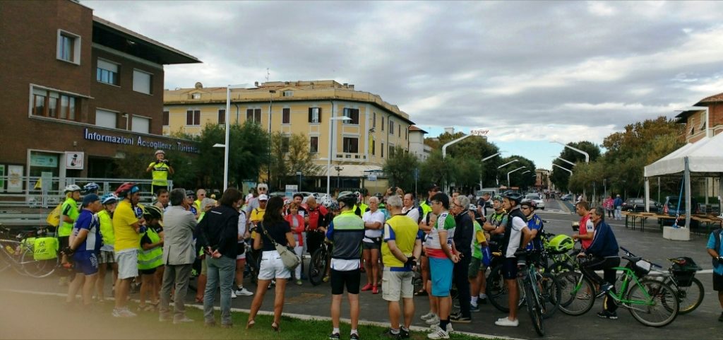 La “Bicistaffetta” per una maxi pista ciclabile ha fatto tappa a Pesaro