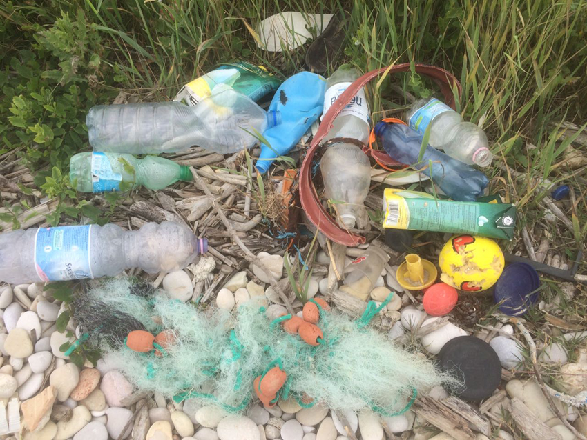 Oltre duemila rifiuti trovati sulle spiagge marchigiane, in media 333 ogni 100 metri
