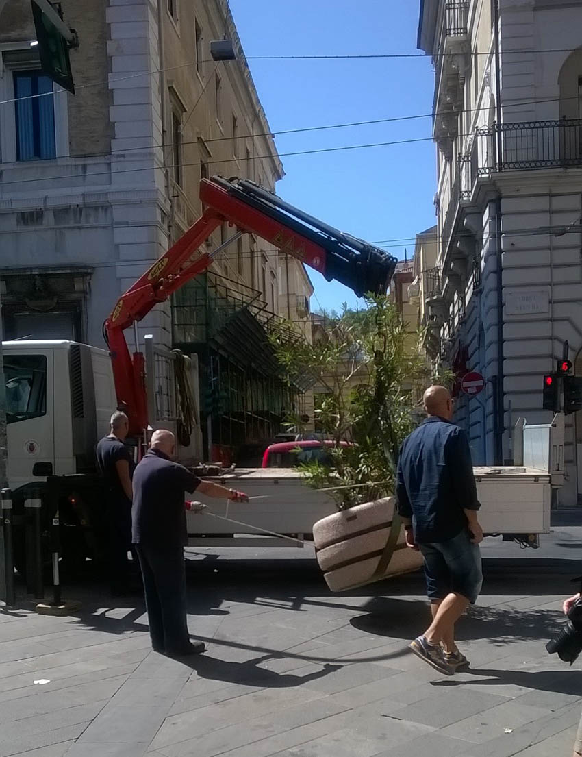 Più sicurezza nel centro di Ancona: sistemate barriere anti-terrorismo - fisse e mobili - nei punti strategici di Corso Garibaldi e Piazza Roma