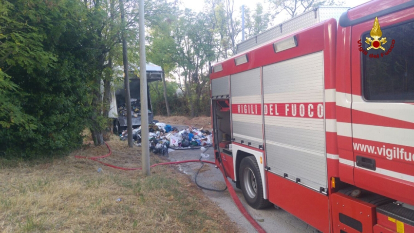 In fiamme ad Ancona un camion per la raccolta dei rifiuti