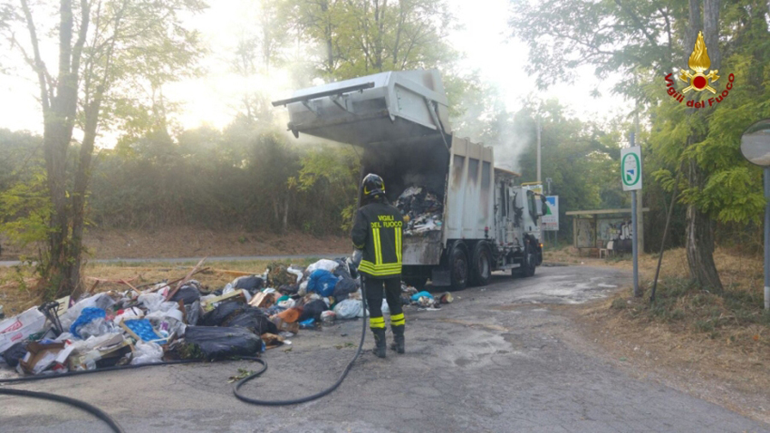 In fiamme ad Ancona un camion per la raccolta dei rifiuti