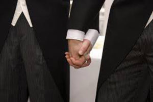 Coppia omosessuale insultata ad Ascoli, l’Arcigay Agorà Pesaro-Urbino sollecita la discussione in Parlamento della legge contro l’omofobia