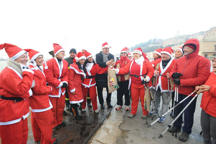 Quest’anno sono arrivati dal mare i Babbi Natale che hanno portato i regali ai bambini ricoverati al Salesi di Ancona
