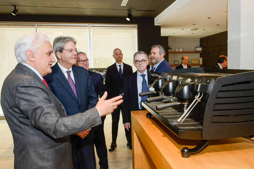 Il premier Paolo Gentiloni in visita alla Simonelli Group “la Ferrari delle macchine da caffè”