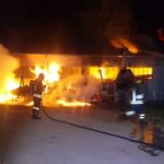 Nella notte un capannone devastato dalle fiamme alla periferia di Fabriano