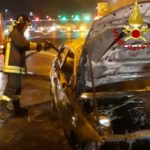 Auto in fiamme davanti al casello autostradale: illeso il conducente