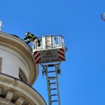 ANCONA rimosse parti pericolanti tetto palazzo2021-04-05 (3)