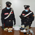 Sorpreso mentre consegna la cocaina ad un assuntore, subito arrestato dai carabinieri