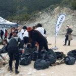 Tanti giovani volontari recuperano 400 chili di rifiuti sull’arenile di Portonovo