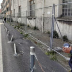 Fa strike con i pali parapedonali in via Flaminia, doppia multa per un automobilista