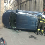 Auto si ribalta nel centro storico, il conducente soccorso e trasportato in ospedale