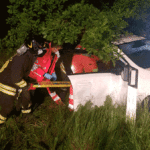 Dopo lo scontro un’auto finisce in un campo, il conducente trasportato in ospedale