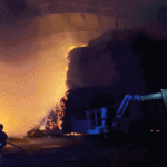 Fienile in fiamme nella notte nelle campagne di Pollenza