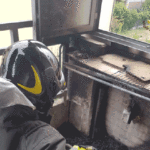 La perdita di metano dal contatore causa un incendio in un appartamento