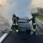 Questa mattina un’auto ha preso fuoco lungo l’autostrada