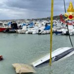 Imbarcazione affonda nel porto di Numana, recuperata dai sommozzatori