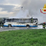 Autobus in fiamme, il conducente fa subito scendere tutti i passeggeri