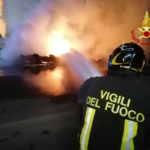 Roulotte in fiamme nella notte al porto di Ancona