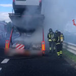 In fiamme sull’autostrada una bisarca che trasportava due furgoni / Video