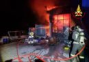 Un incendio devasta nella notte un’azienda per la lavorazione di materie plastiche / Video
