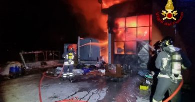 Un incendio devasta nella notte un’azienda per la lavorazione di materie plastiche / Video