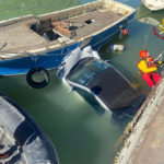 Un’auto finisce in acqua tra le barche, recuperata dai Vigili del fuoco / Video