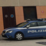 Picchia una donna, poi si scaglia contro gli agenti: arrestato a Pesaro dalla Polizia