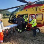 Giovane motociclista cade e finisce in un dirupo, soccorso e trasportato all’ospedale di Torrette