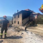 Vigili del fuoco ancora impegnati a debellare l’incendio alla periferia di Ascoli Piceno