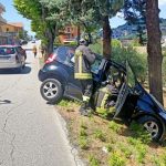 Un’auto finisce contro un albero dopo uno scontro, il conducente portato in ospedale