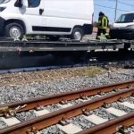 Paura lungo i binari: scoppia un incendio su un treno merci