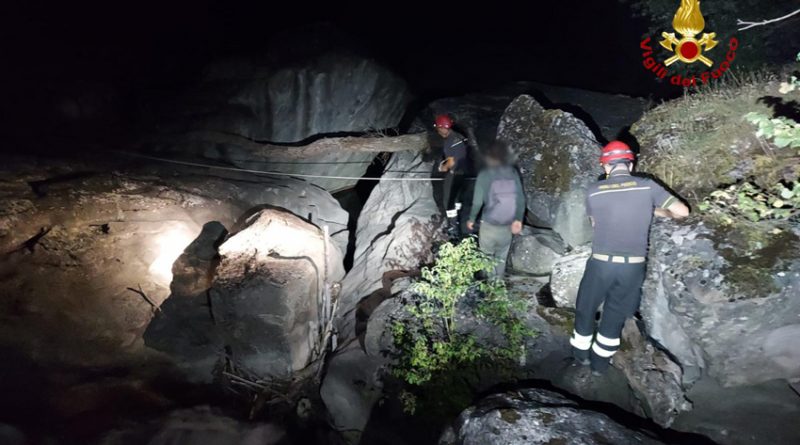 Escursionista in difficoltà in una zona impervia, soccorso dai Vigili del fuoco