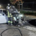Auto in fiamme, il calore ne danneggia un’altra