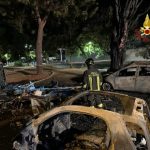 Cinque auto ed un camper distrutti da un incendio