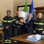 Dai Vigili del fuoco una lampada per il Prefetto Tommaso Ricciardi