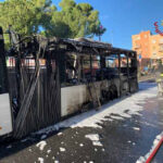In fiamme un autobus urbano, il forte calore danneggia i vetri ed il portone di un palazzo