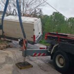 Cede un muretto: furgone si ribalta, recuperato dai Vigili del fuoco