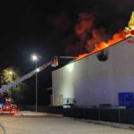 Un capannone industriale devastato dalle fiamme