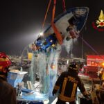 Peschereccio affonda nel porto, recuperato dai Vigili del fuoco