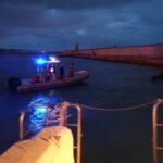Ostacoli alla navigazione davanti al porto di Ancona recuperati dai Vigili del fuoco