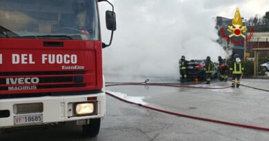 Auto alimentata a Gpl in fiamme alla periferia di Camerano / Video