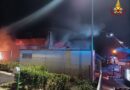 Nella notte una fabbrica devastata dalle fiamme / Video