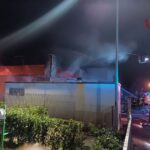 Nella notte una fabbrica devastata dalle fiamme / Video