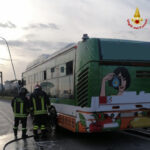 Autobus bloccato da un incendio, nessun problema per i passeggeri