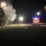 Un incendio ha devastato in serata un negozio / Video