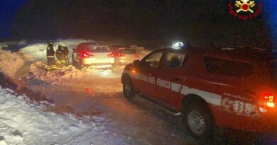 Automobilisti bloccati da un’improvvisa bufera di neve, soccorsi dai Vigili del fuoco / Video